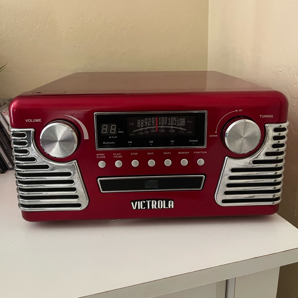 Victrola red record player - Picture 3 of 5